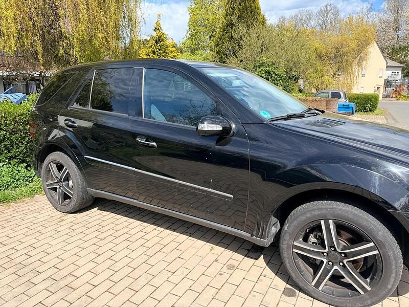 Gebraucht Mercedes ML320 224 PS (164 kW) 2008 Schwarz SUV