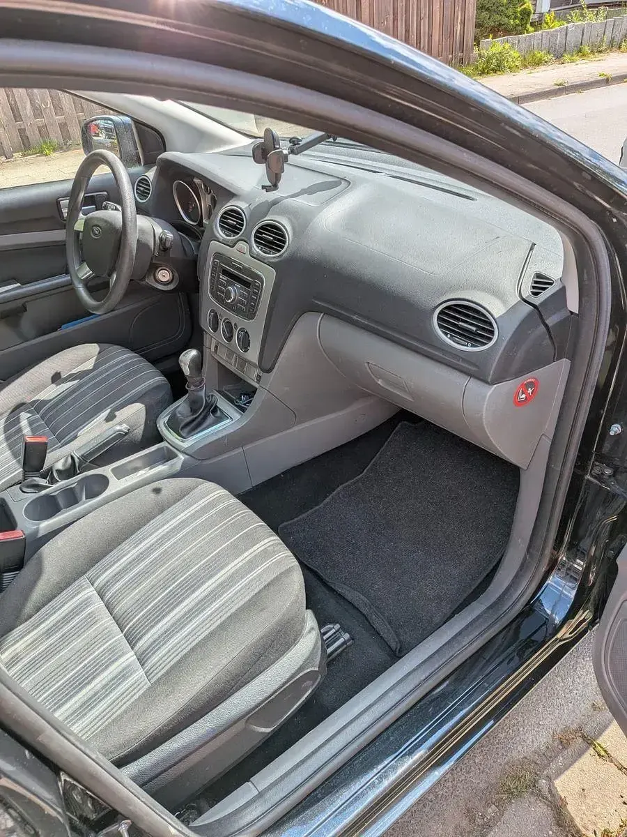 Gebraucht Ford Focus 101 PS (74 kW) 2011 Schwarz Kombi