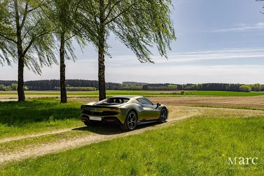 Gebraucht Ferrari 296 829 PS (609 kW) 2023 Grün (verde masoni) Coupé