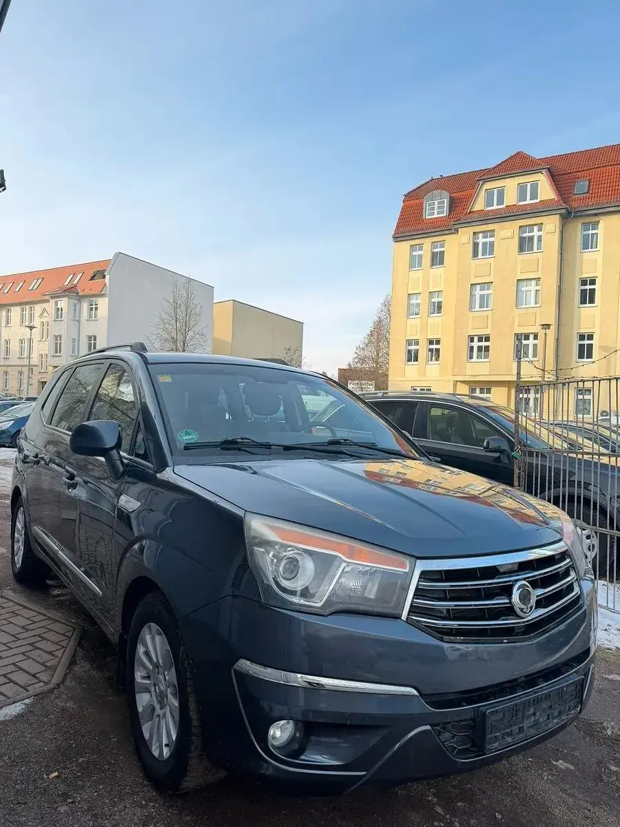 Gebraucht SsangYong Rodius Sapphire 155 PS (114 kW) 2015 Grau Van / Kleinbus