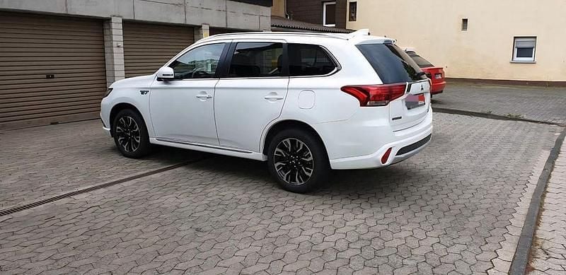 Gebraucht Mitsubishi Outlander P-HEV Plus 203 PS (149 kW) 2018 Weiß SUV