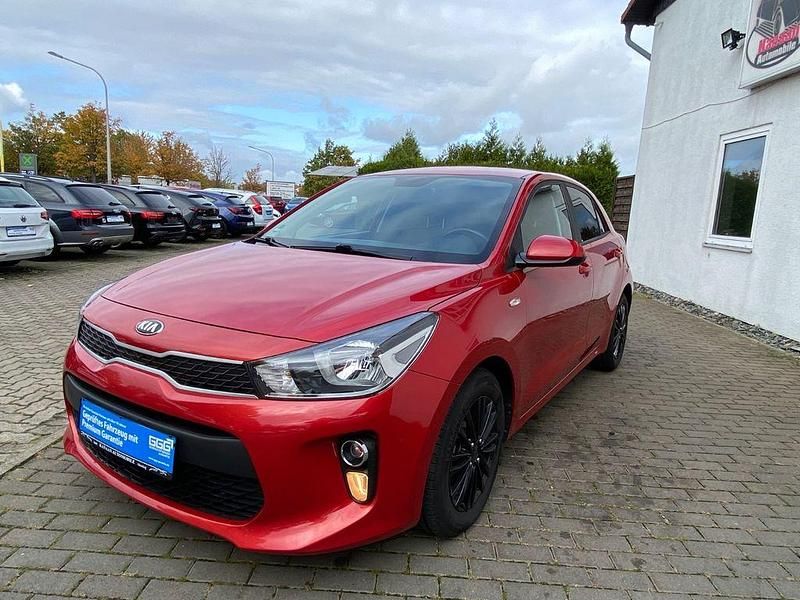 Gebraucht Kia Rio Attract 84 PS (61 kW) 2020 Rot Limousine