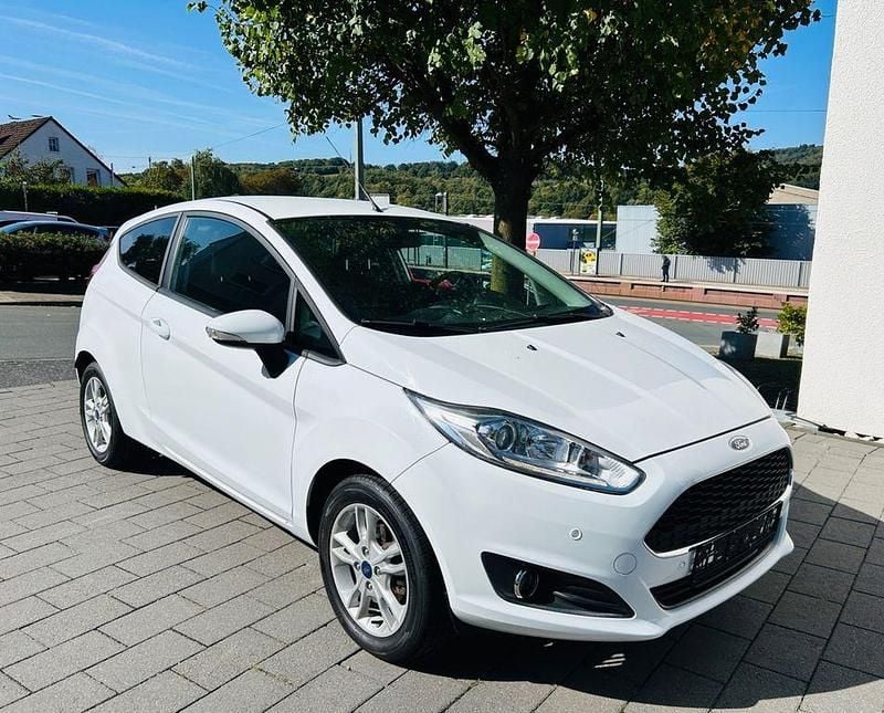 Weiß Gebraucht 2017 Ford Fiesta Trend Kleinwagen | 8.300 € (Fairer Preis) - Bild 1/4