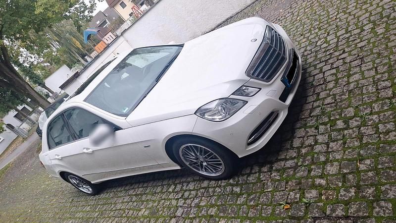 Gebraucht Mercedes E220 170 PS (125 kW) 2011 Weiß Limousine