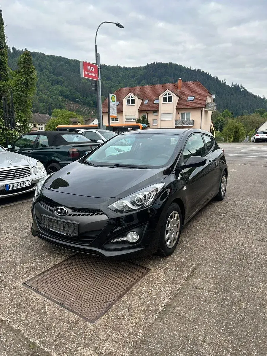 Usado Hyundai i30 Classic 99 CV (72 kW) 2013 Negro Coupe