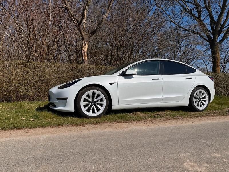Weiß Gebraucht 2021 Tesla Model 3 Long Range Limousine | 29.500 € (Fairer Preis) - Bild 1/4
