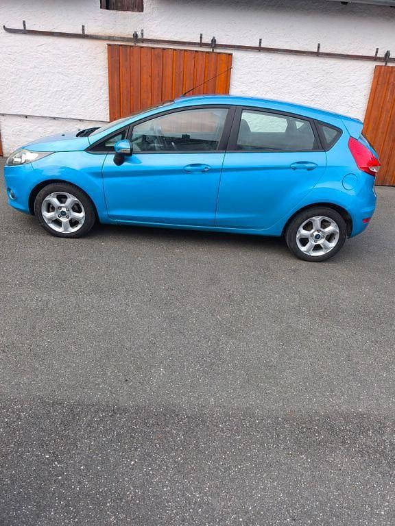 Gebraucht Ford Fiesta Trend 82 PS (60 kW) 2009 Blau Kleinwagen