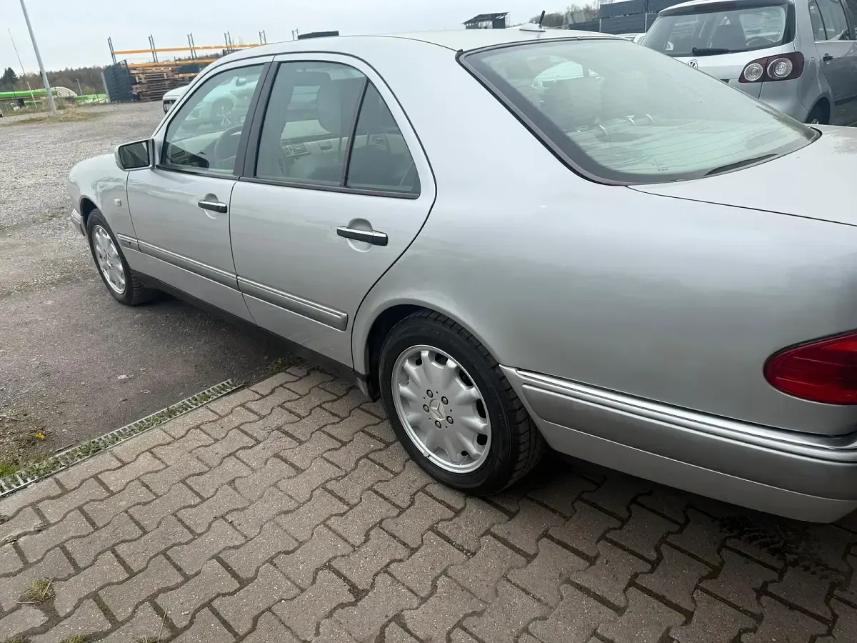 Gebraucht Mercedes E280 204 PS (150 kW) 1998 Silber Limousine