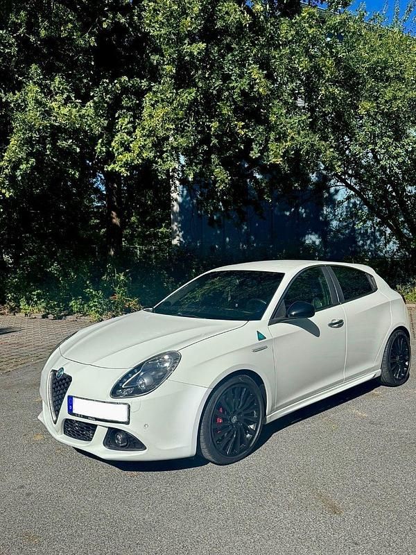 Weiß Gebraucht 2014 Alfa Romeo Giulietta Quadrifoglio Verde Kleinwagen | 12.000 € (Fairer Preis) - Bild 1/4