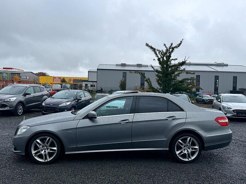 Silber Gebraucht 2009 Mercedes E250 Elegance Limousine | 5.900 € (Fairer Preis) - Bild 1/4