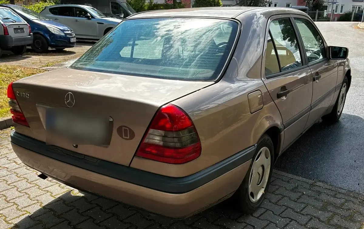 Gebraucht Mercedes C180 122 PS (89 kW) 1994 Andere farben Limousine