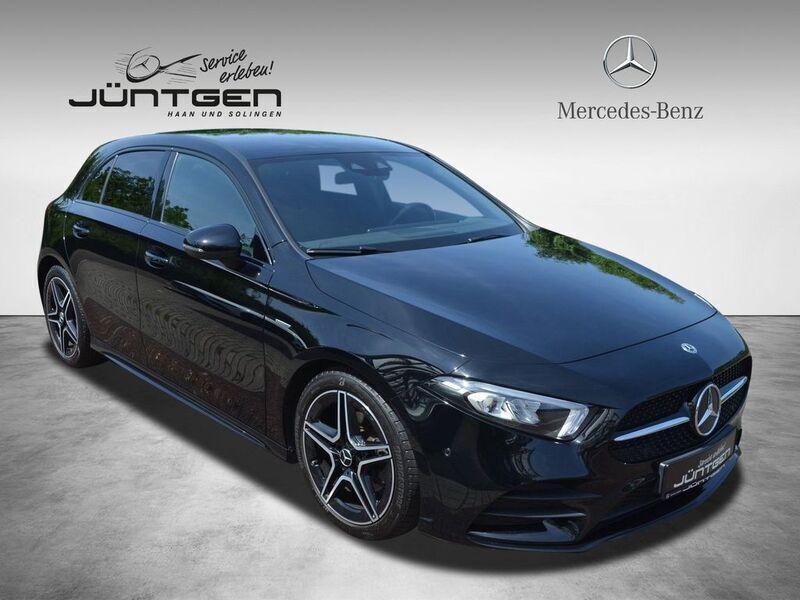 Schwarz Gebraucht 2020 Mercedes A200 AMG line Limousine | 29.888 € (Teuer) - Bild 1/4
