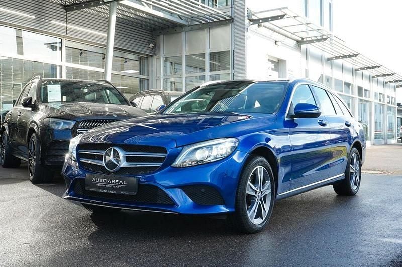 Blau Gebraucht 2018 Mercedes C200 Avantgarde Limousine | 22.990 € (Fairer Preis) - Bild 1/4