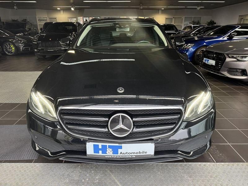 Gebraucht Mercedes E220 Avantgarde 194 PS (142 kW) 2018 Ung. schwarz  unilack Kombi