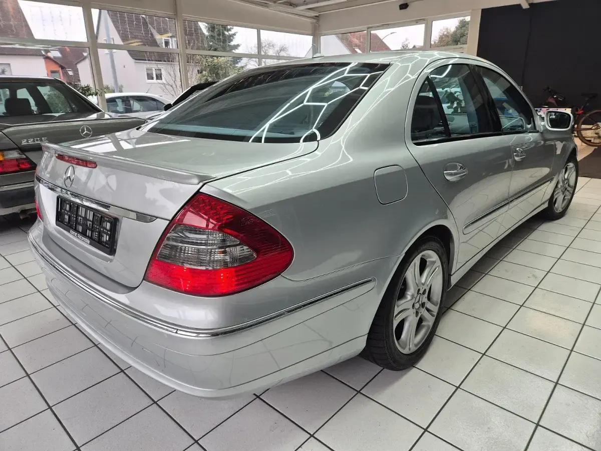 Używany Mercedes E500 387 KM (284 kW) 2006 Srebrny Sedan/Limuzyna