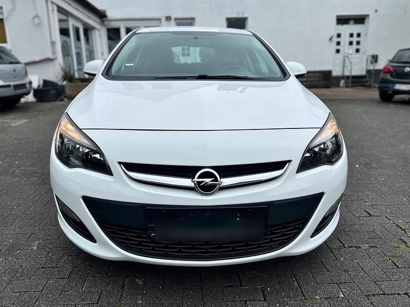 Weiß Gebraucht 2012 Opel Astra Limousine | 2.999 € (Superpreis) - Bild 1/4