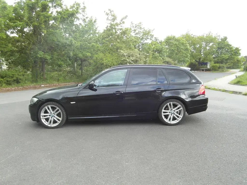 Gebraucht BMW 318 143 PS (105 kW) 2011 Schwarz Kombi