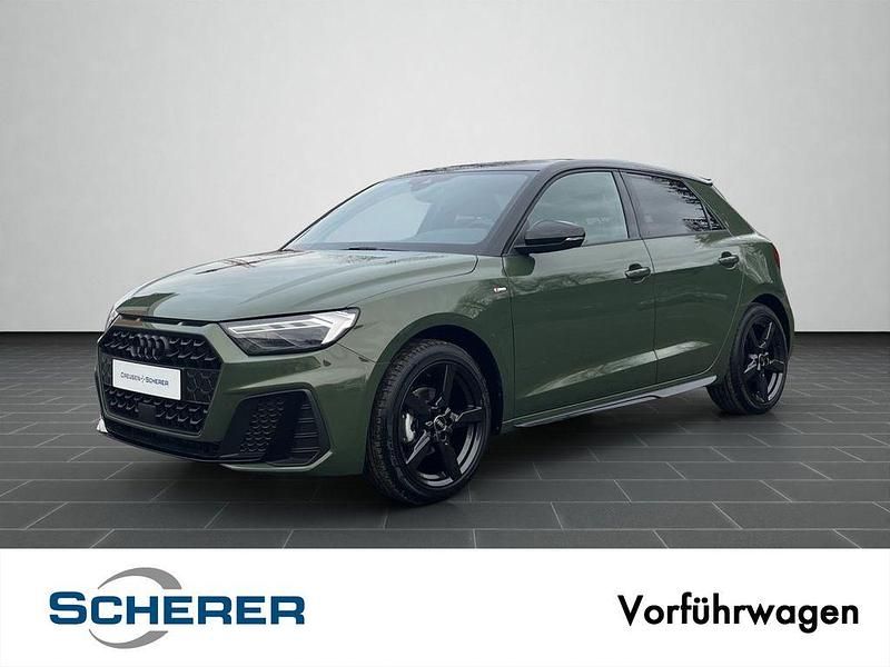 Distriktgrün metallic Gebraucht 2025 Audi A1 Sportback S-Line Kleinwagen | 26.770 € (Etwas zu teuer) - Bild 1/3
