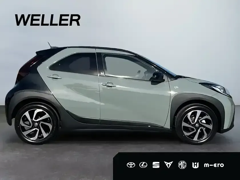 Neu Toyota Aygo 72 PS (52 kW) 2025 Urban khaki (6x3) / black mica (209) (gruen) Kleinwagen