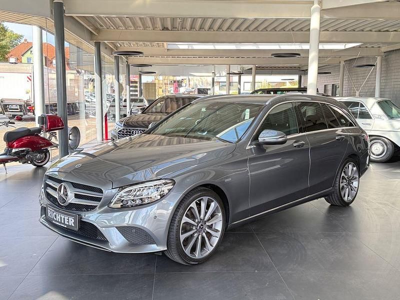 Grau Gebraucht 2019 Mercedes C200 Avantgarde Limousine | 27.950 € (Fairer Preis) - Bild 1/4