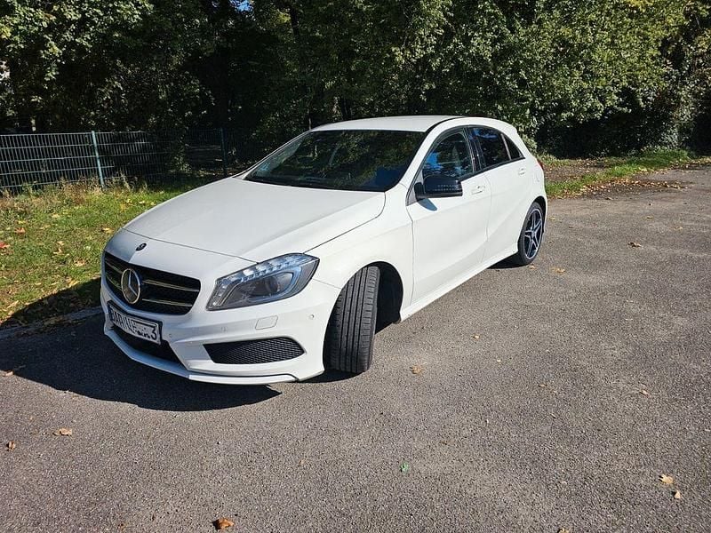 Weiß Gebraucht 2013 Mercedes A180 AMG line Limousine | 10.900 € (Etwas zu teuer) - Bild 1/4