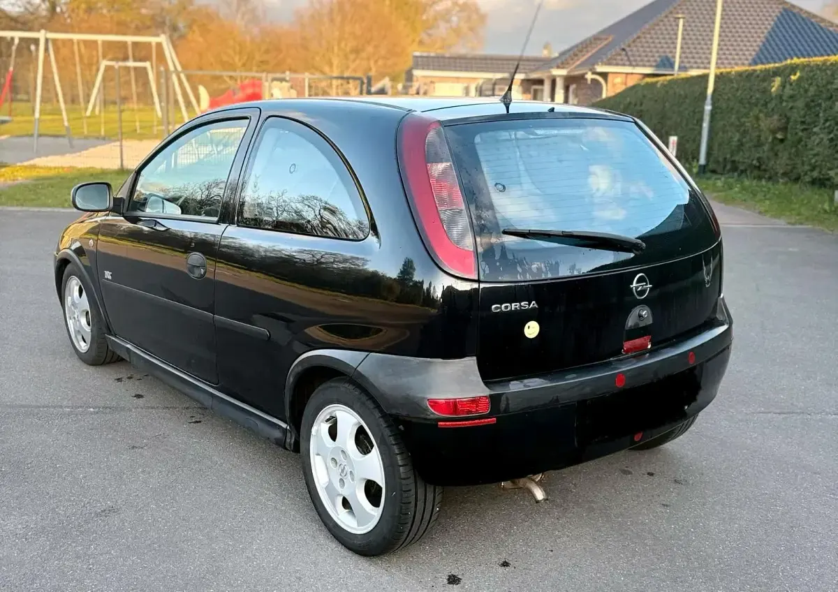 Second-hand Opel Corsa 58 CP (42 kW) 2003 Negru Hatchback