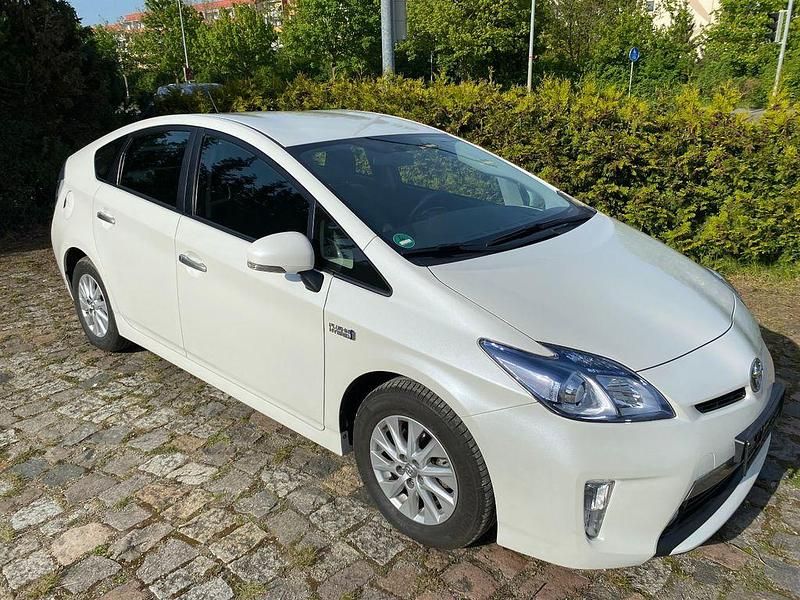 Weiß Gebraucht 2015 Toyota Prius Comfort Kleinwagen | 16.900 € (Etwas zu teuer) - Bild 1/4