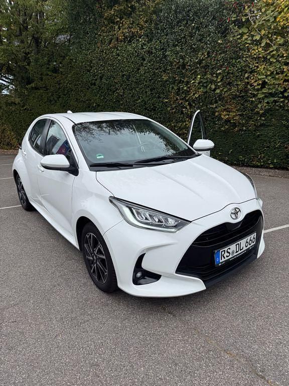 Weiß Gebraucht 2021 Toyota Yaris Comfort Limousine | 13.250 € (Fairer Preis) - Bild 1/4