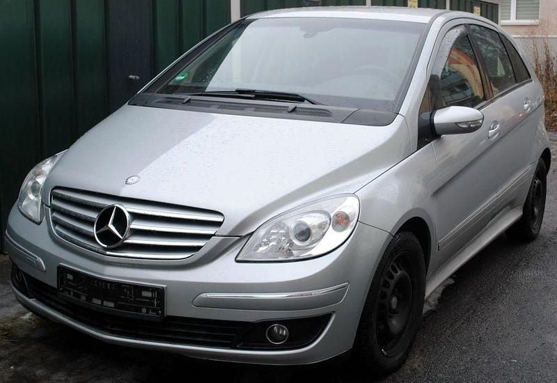 Gebraucht Mercedes B180 109 PS (80 kW) 2006 Silber Van / Kleinbus