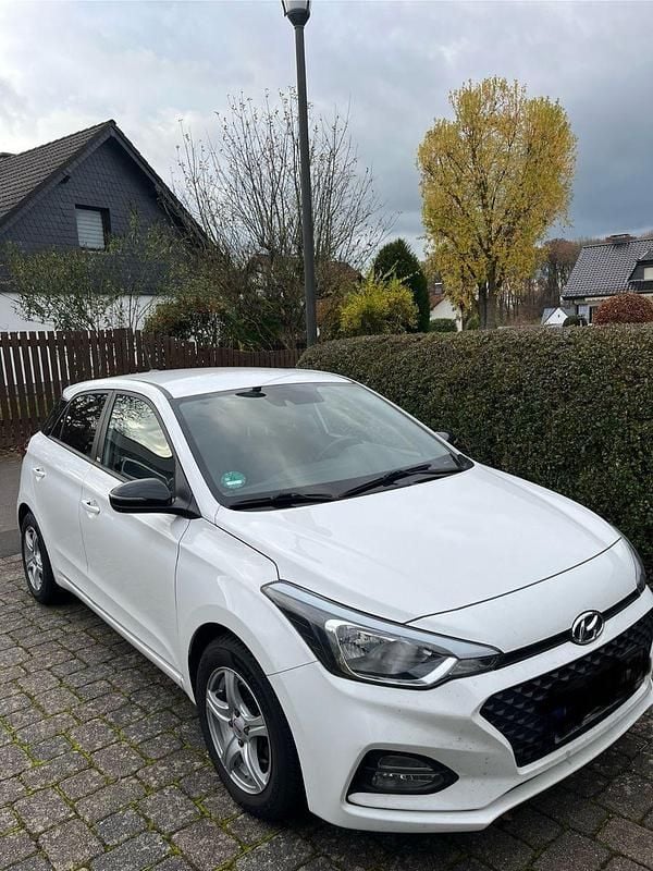 Weiß Gebraucht 2019 Hyundai i20 YES! Kleinwagen | 7.900 € (Guter Preis) - Bild 1/4