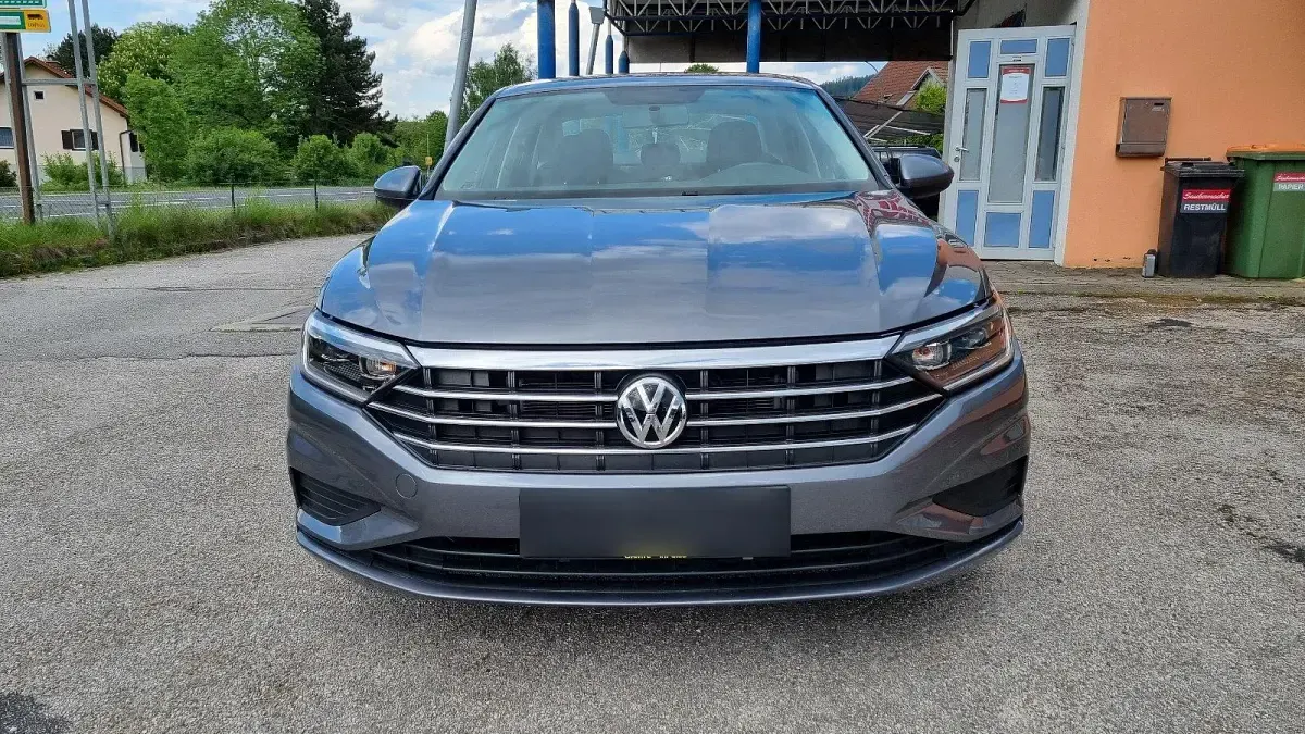 Gebraucht VW Jetta 150 PS (110 kW) 2019 Grau Limousine
