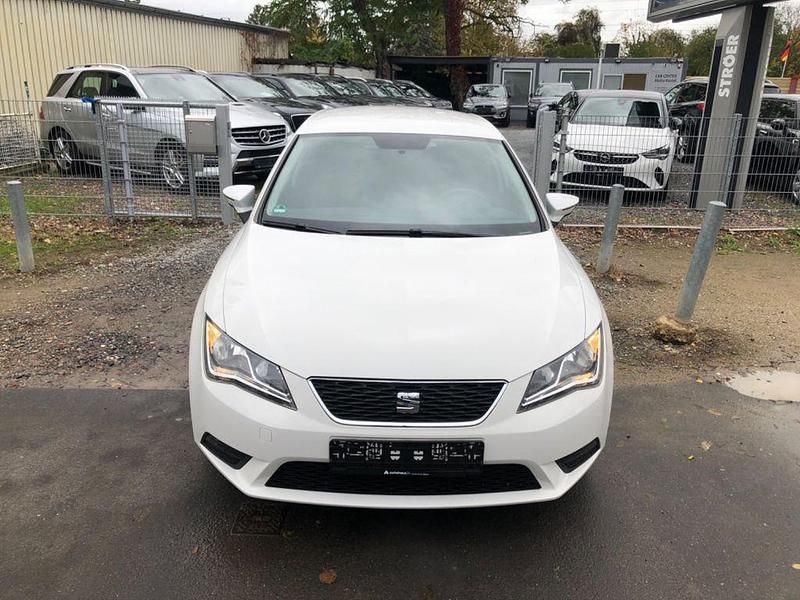 Weiß Gebraucht 2015 Seat Leon Reference Limousine | 8.490 € (Guter Preis) - Bild 1/4