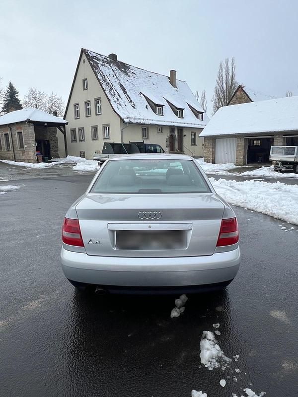 Usado Audi A4 100 CV (73 kW) 2000 Plateado Berlina