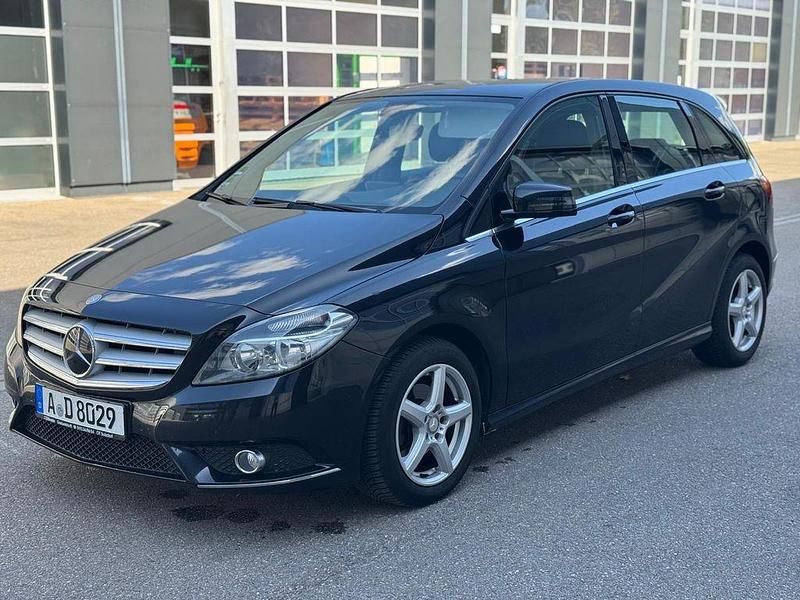 Gebraucht Mercedes B180 122 PS (89 kW) 2012 Schwarz Van / Kleinbus