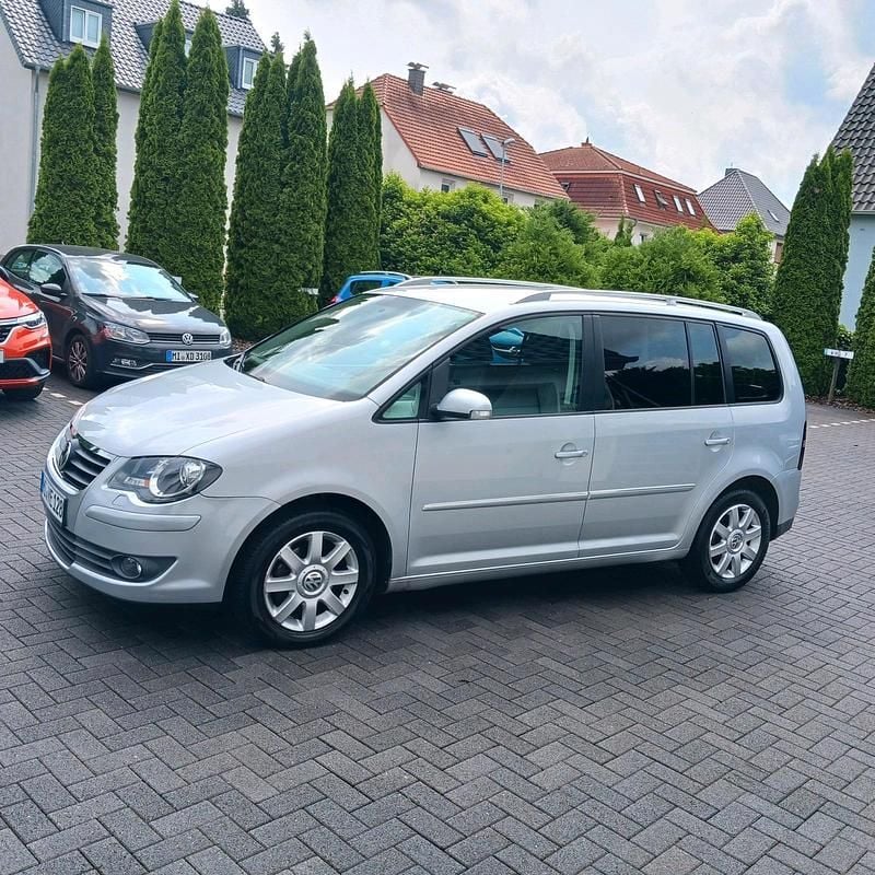 Silber Gebraucht 2008 VW Touran Highline Van / Kleinbus | 3.990 € (Fairer Preis) - Bild 1/4