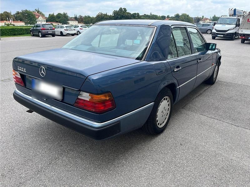 Gebraucht Mercedes E200 118 PS (86 kW) 1992 Blau Limousine