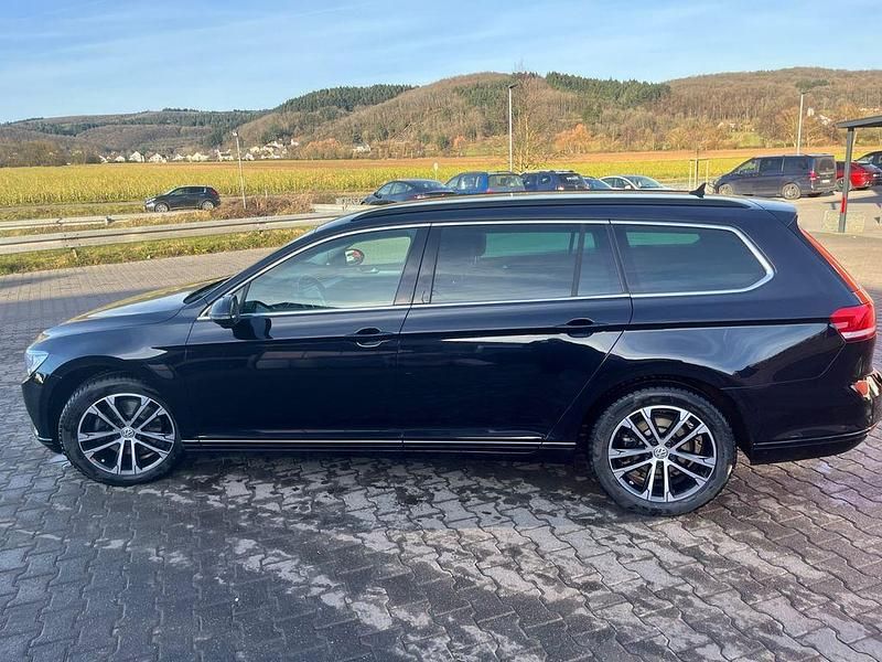 Schwarz Gebraucht 2018 VW Passat Comfortline Kombi | 18.650 € (Fairer Preis) - Bild 1/4