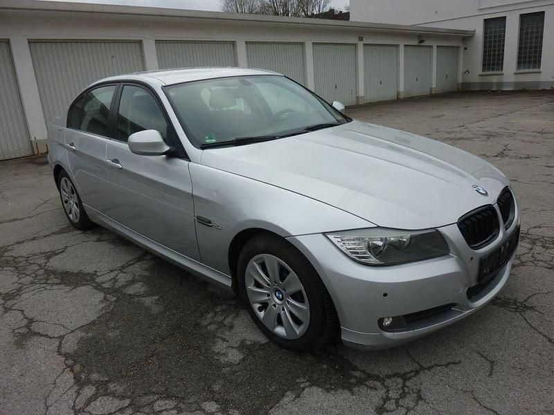 Gebraucht BMW 318 143 PS (105 kW) 2010 Silber Limousine