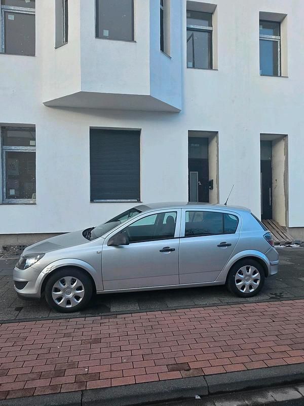 Gebraucht Opel Astra 90 PS (66 kW) 2010 Silber Limousine