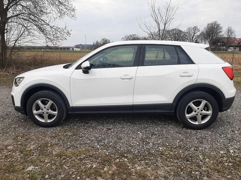 Używany Audi Q2 Basis 150 KM (110 kW) 2017 Biały SUV