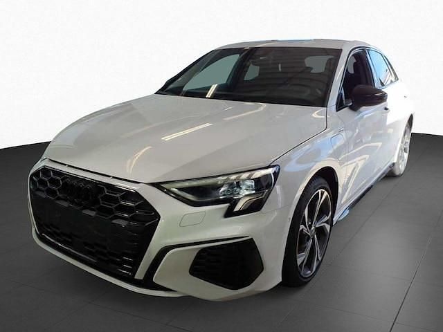 Ibisweiß Gebraucht 2023 Audi A3 Sportback e-tron S-Line Kleinwagen | 30.310 € (Fairer Preis) - Bild 1/4