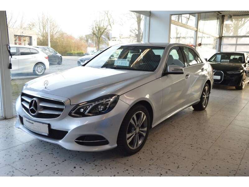 Silber Gebraucht 2015 Mercedes E200 Avantgarde Limousine | 21.950 € (Fairer Preis) - Bild 1/4
