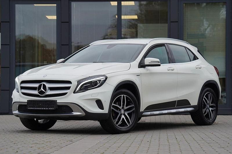 Weiß Gebraucht 2016 Mercedes GLA180 Edition SUV | 17.980 € - Bild 1/4
