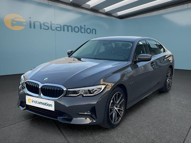 Grau Gebraucht 2022 BMW 330e Sport Line Limousine | 35.149 € (Fairer Preis) - Bild 1/4