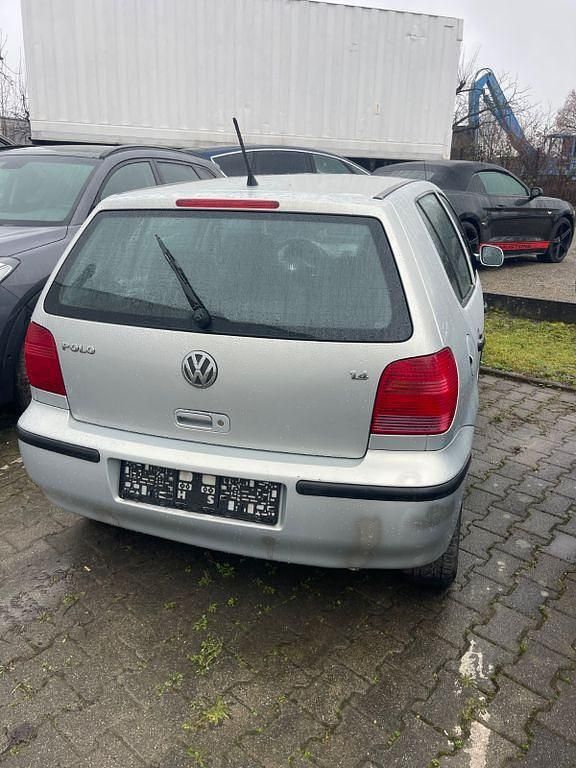 Gebraucht VW Polo Basis 75 PS (55 kW) 2000 Silber Limousine