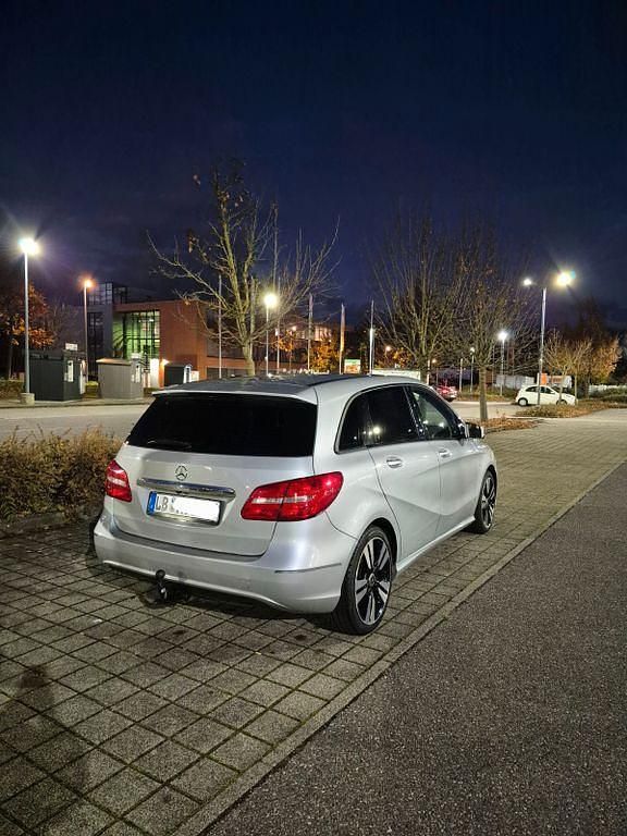 Gebraucht Mercedes B180 109 PS (80 kW) 2012 Silber Van / Kleinbus