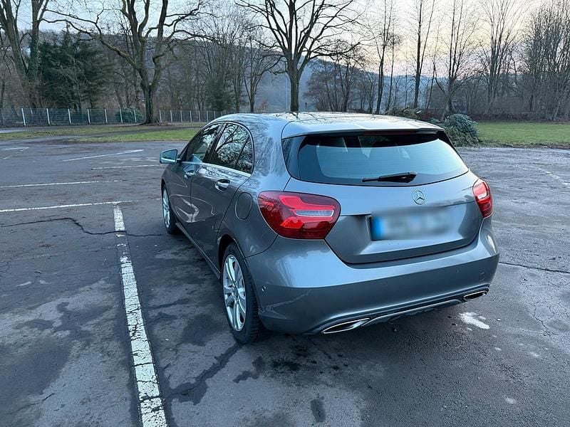 Grau Gebraucht 2016 Mercedes A200 Urban Limousine | 13.500 € (Fairer Preis) - Bild 1/4