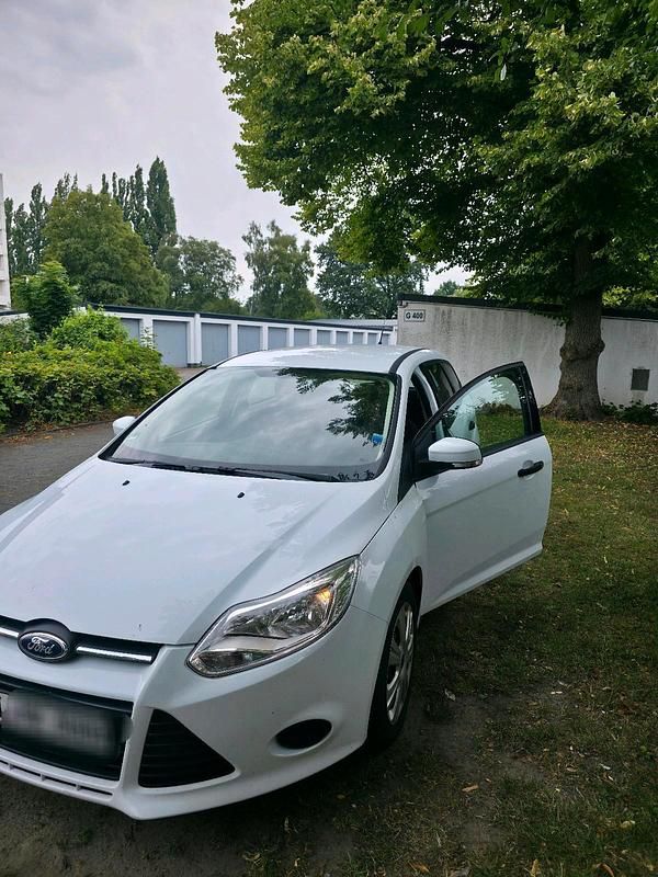 Weiß Gebraucht 2013 Ford Focus Kombi | 3.400 € (Superpreis) - Bild 1/4