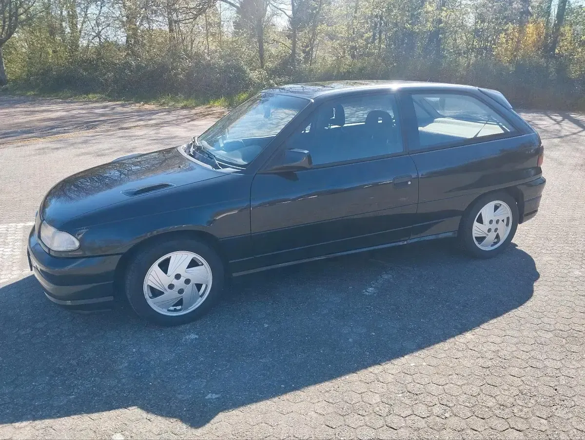 Gebraucht Opel Astra 115 PS (84 kW) 1993 Schwarz Limousine