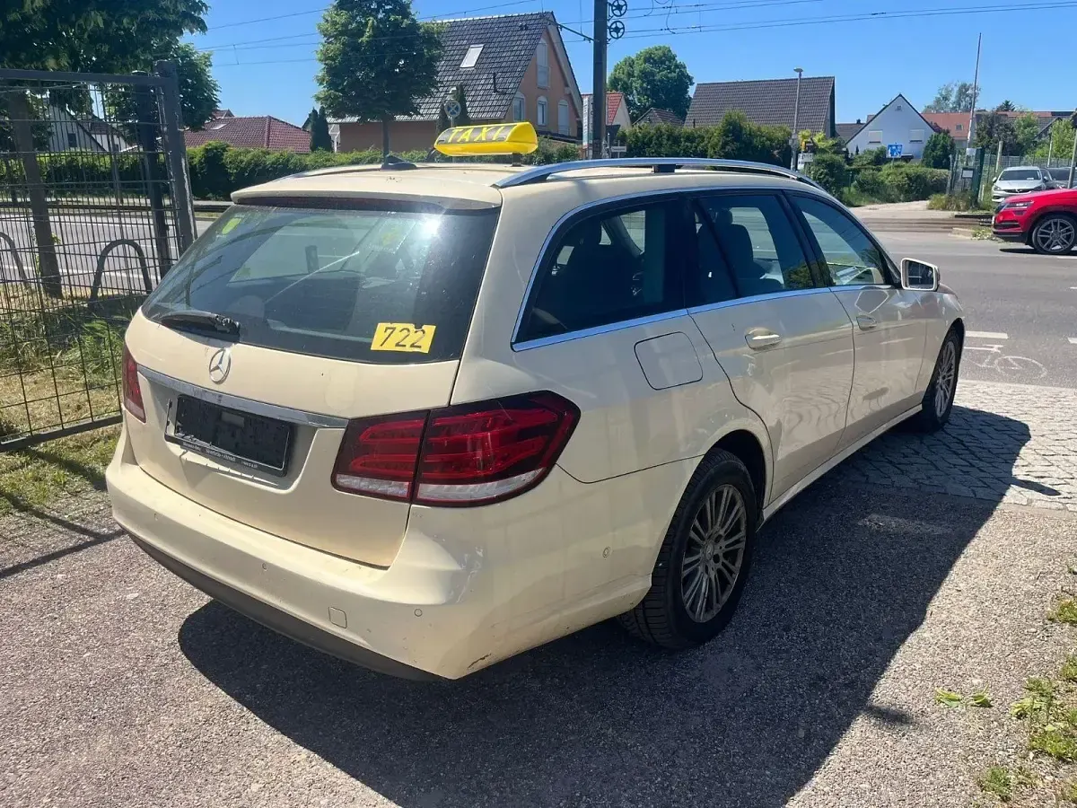 Usado Mercedes E200 Avantgarde 136 CV (100 kW) 2015 Amarillo Familiar